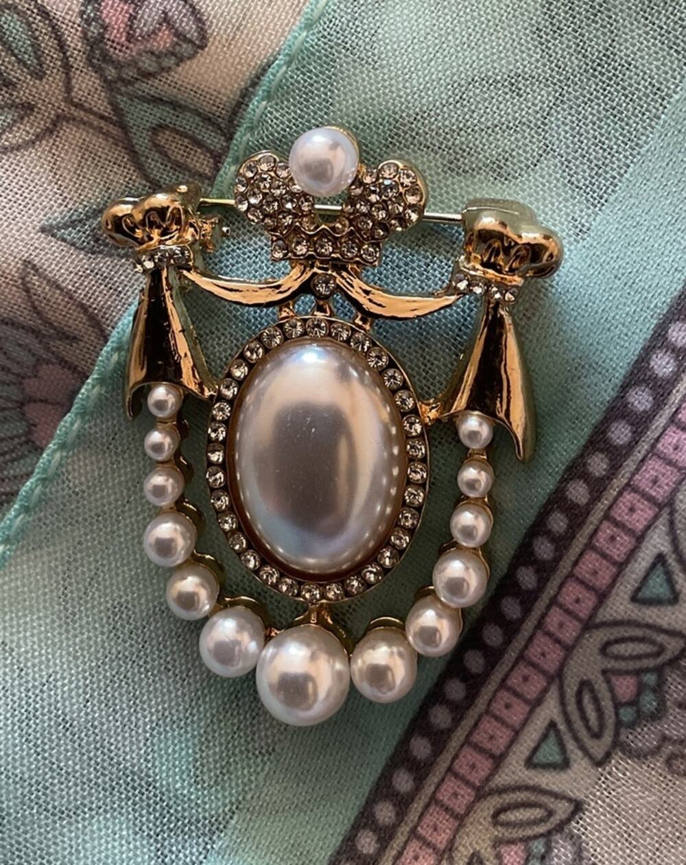 Vintage Pearl Accent Brooch Pin Gold Rhinestone & Pearls